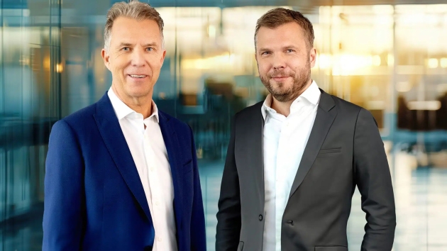 Lekkerland bekommt einen neuen CEO - Patrick Steppe (l.) übergibt Vorstandsvorsitz von Lekkerland an Hilmar Hübers (r.) - Quelle: Lekkerland